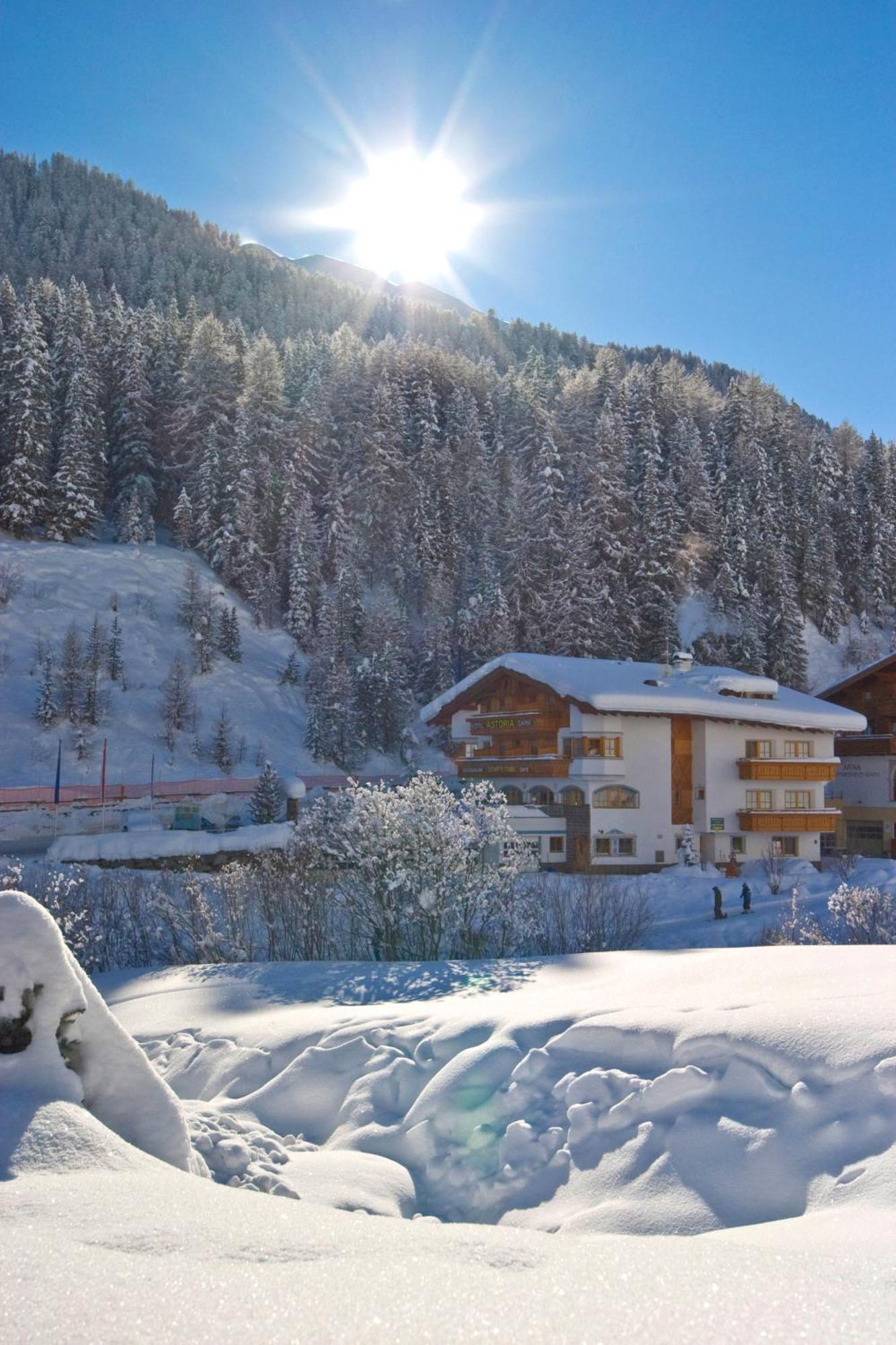 Hotel Astoria Самнаун Екстериор снимка